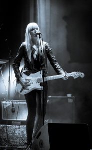 Hilma Nikolaisen med band opptrer på Cosmopolite i Oslo. Anledningen var Gradestokk, en festival i regi av Norsk klimanettverk og en del av Klimafestivalen.